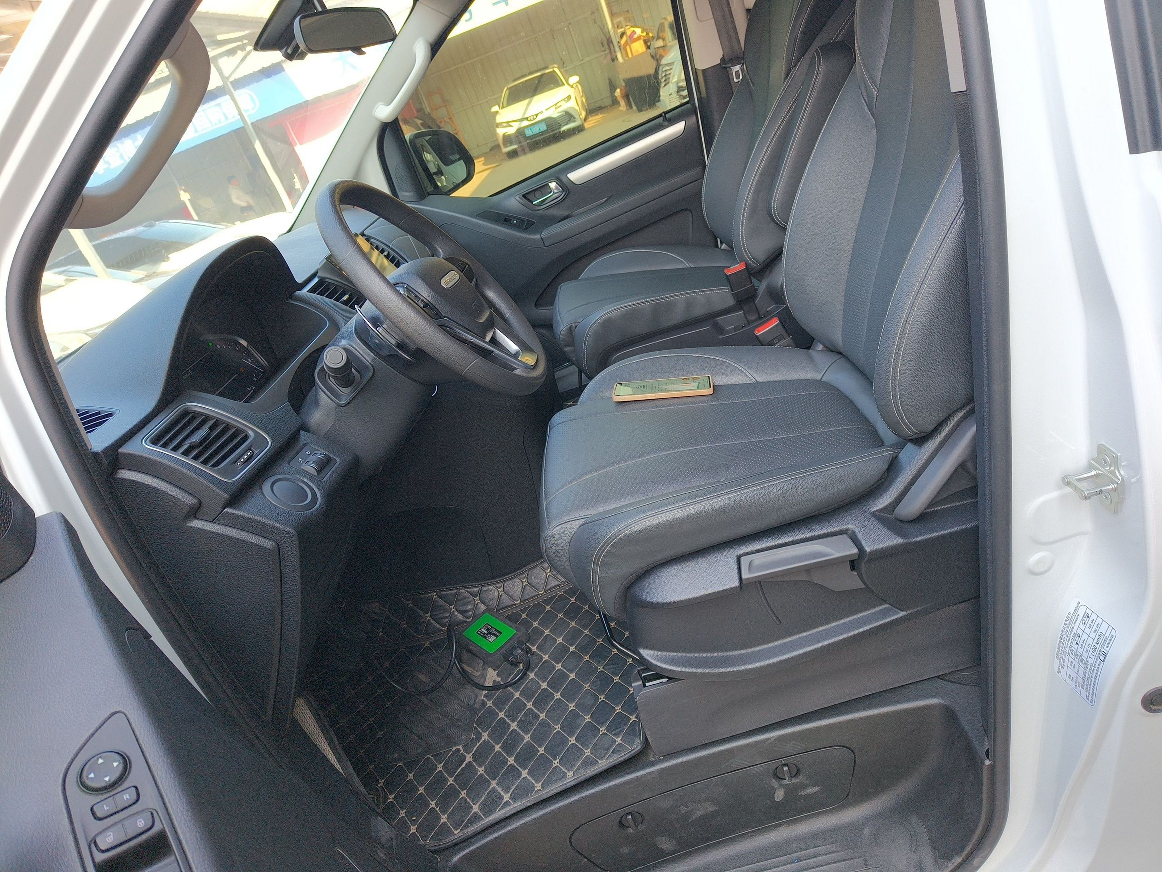 المقاعد الأمامية داخل السيارة