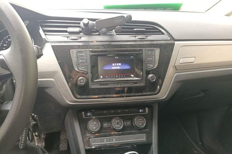 Used Volkswagen Touran 2016 Volkswagen Touran L 280TSI DSG Comfort Edition Audio And AC Panel