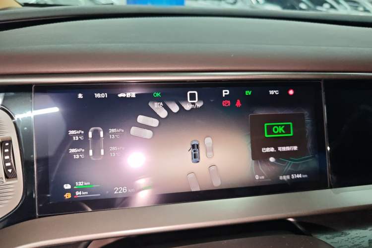 Used Denza D9 2025 DM-i Smart Drive 1020 Four-Wheel Drive Deluxe Model
