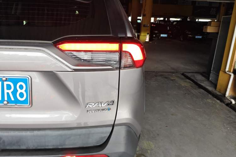 Used Toyota RAV4 2020 Dual-Engine 2.5L E-CVT 4x4 Elite PLUS Edition
