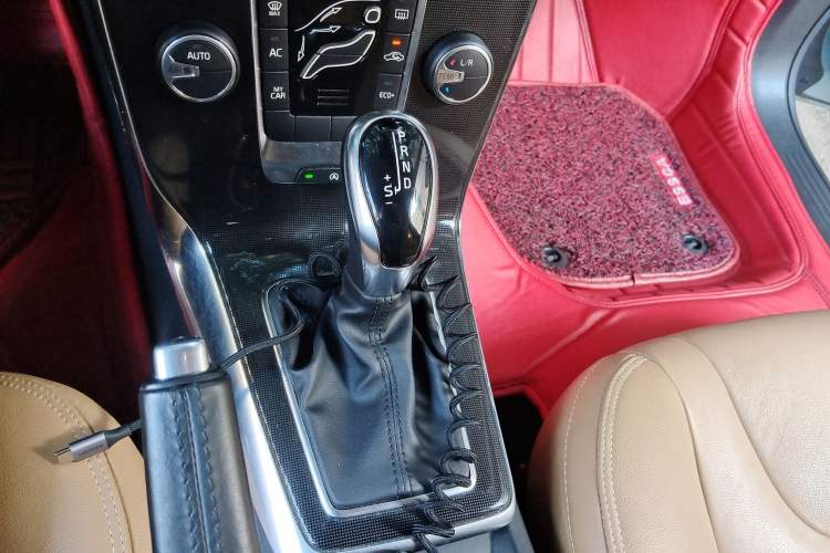 Used Volvo V40 2018 T3 Zhiyi Edition
