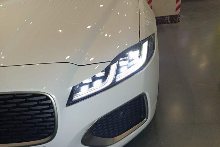 Used Jaguar XFL 2024 2.0T P300 Four-Wheel Drive Flagship Sport Gold Edition
