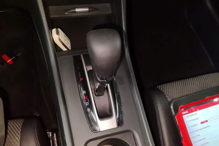 Used Honda Jade 2016 1.8L Automatic Comfort Elite Version 5 Seats Gear Lever