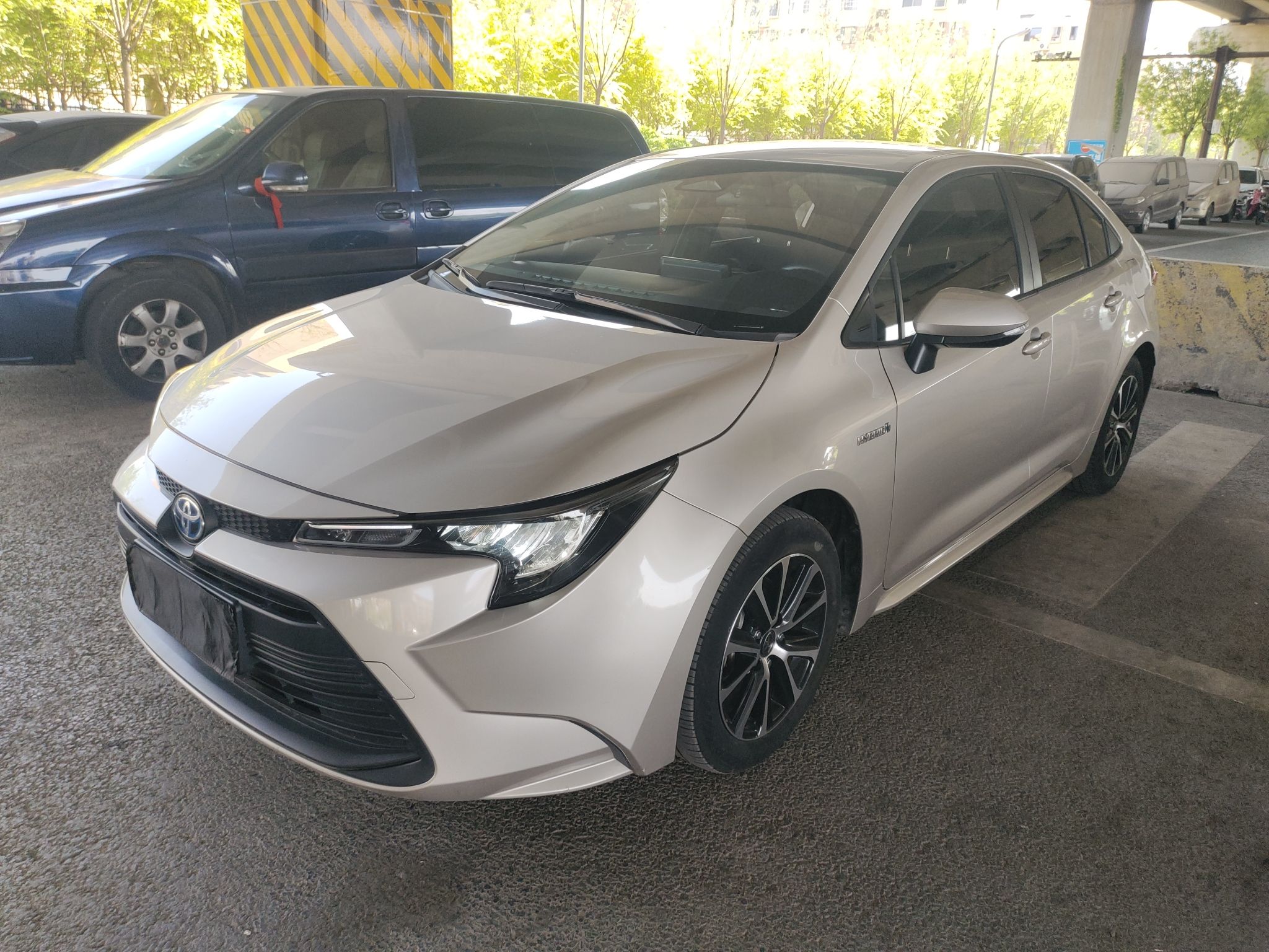 تحت مقدمة السيارة