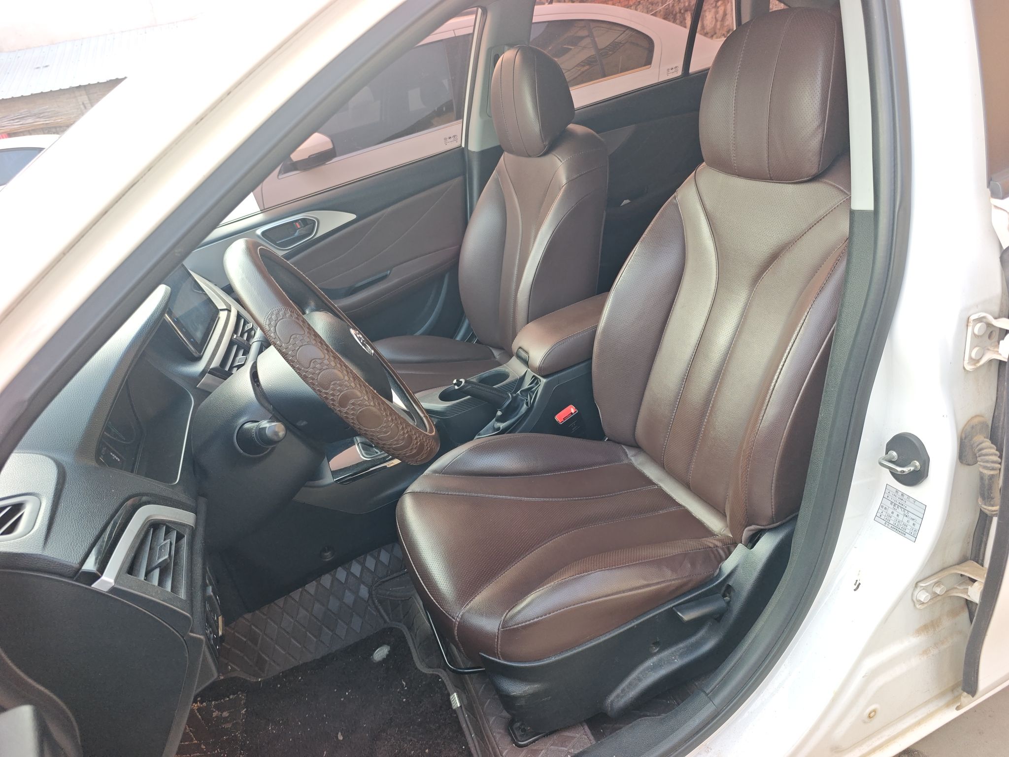 Переднее сиденье в автомобиле