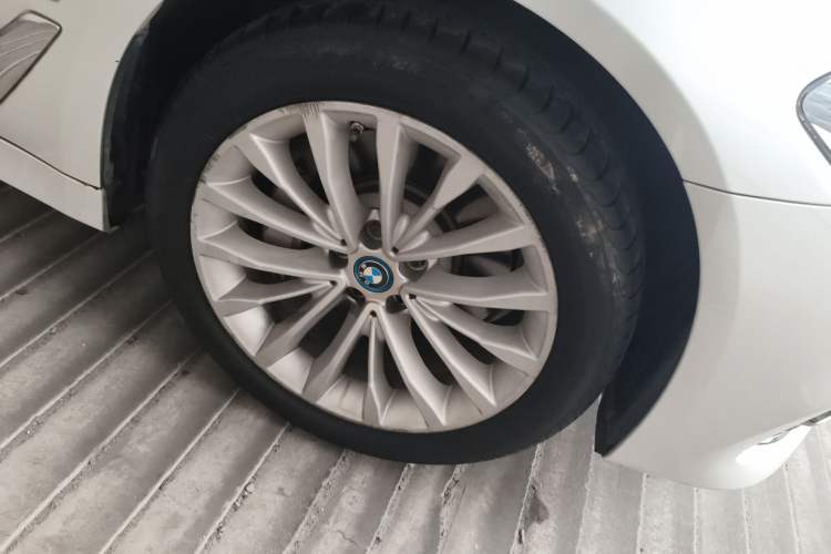 Used BMW 5 Series New Energy 2019 Updated Version 530Le Luxury Package Right Front Wheel Hub