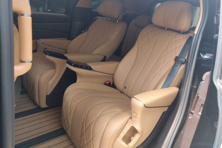 Used Denza D9 2025 DM-i Smart Drive 1020 Four-Wheel Drive Deluxe Model Left Rear Seat