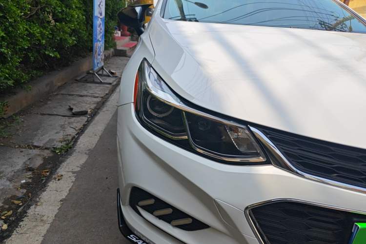 Used Chevrolet Cruze 2018 Hatchback 320 Automatic Pioneer Sunroof Edition Right Front Headlight