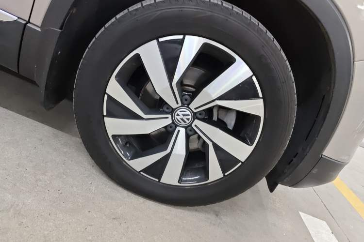 Used Volkswagen Tayron  Right Front Wheel Hub