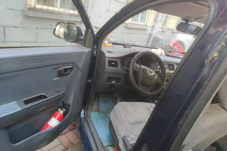 Used Wuling Rongguang V 2015 1.5L Base Version
