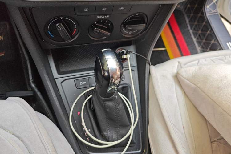 Used Volkswagen Lavida 2015 1.6L Automatic Fashion Edition Gear Lever