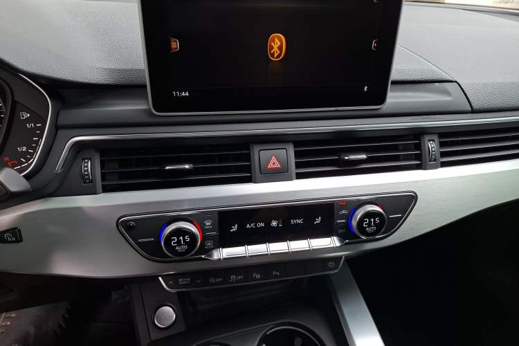 Used Audi A4L 2019 40 TFSI Fashion Edition China VI Emission Standard Audio And AC Panel