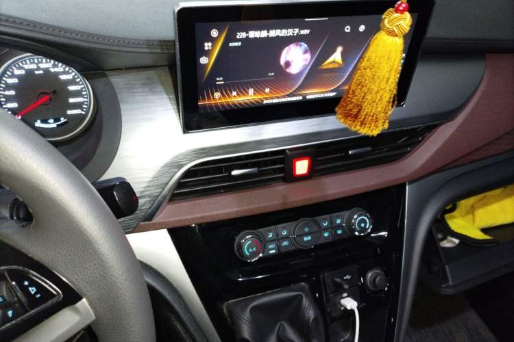 Used JAC Refine M3 2022 1.5T 7-Seater Standard Edition
