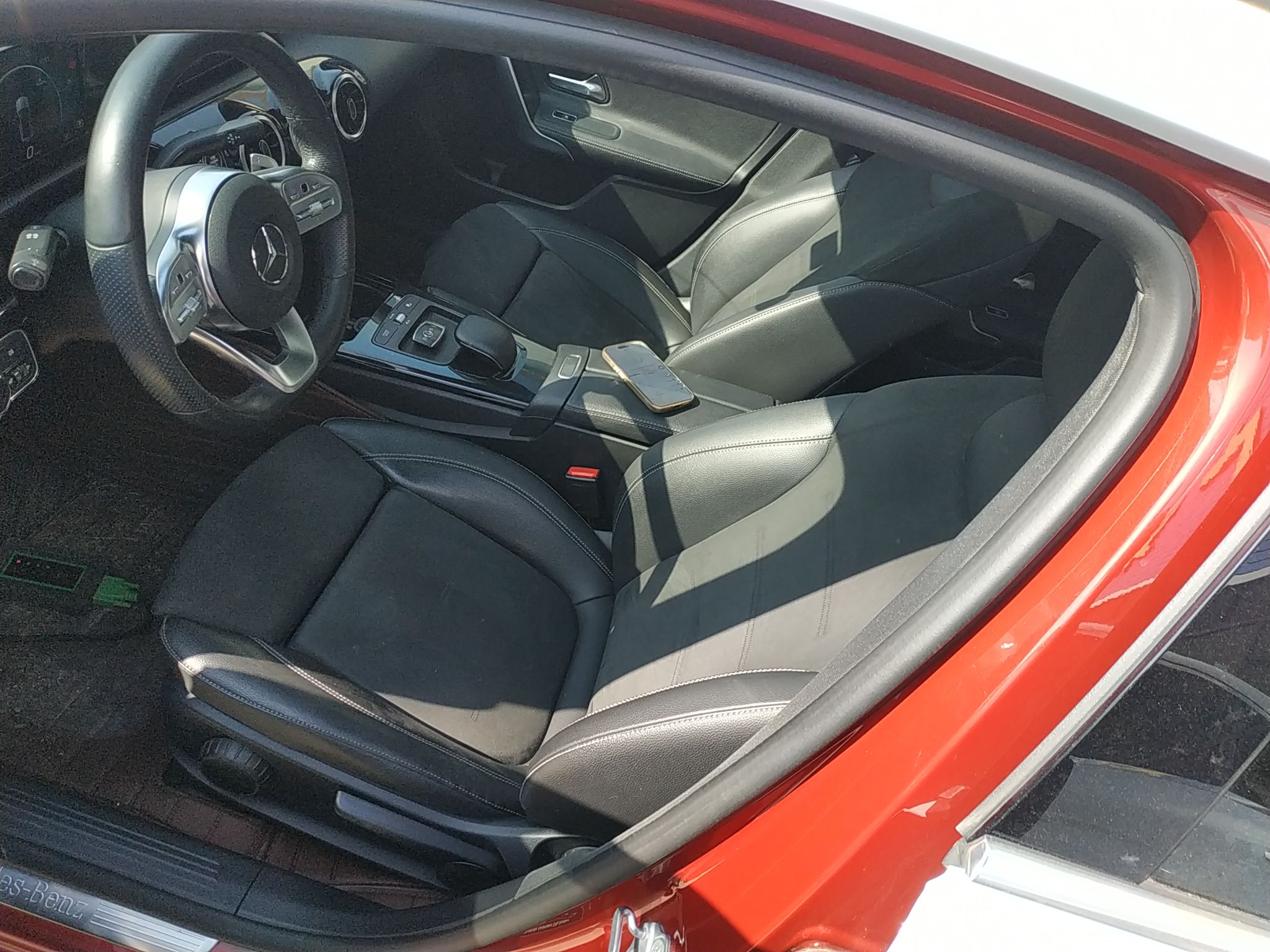 المقاعد الأمامية داخل السيارة