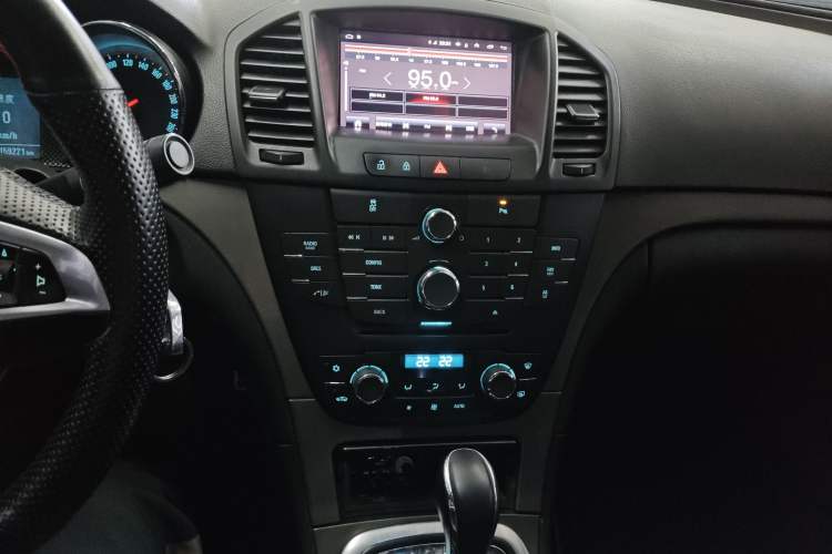 Used Buick Regal 2013 1.6T Automatic Elite Sport Edition Audio And AC Panel