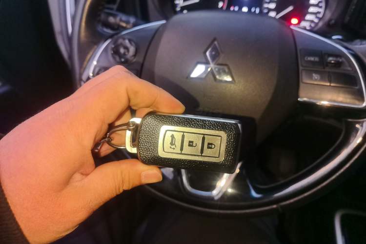 Used Mitsubishi Outlander 2019 2.0L Two-Wheel Drive Comfort Edition 5 Seats China V Standard Vehicle Key