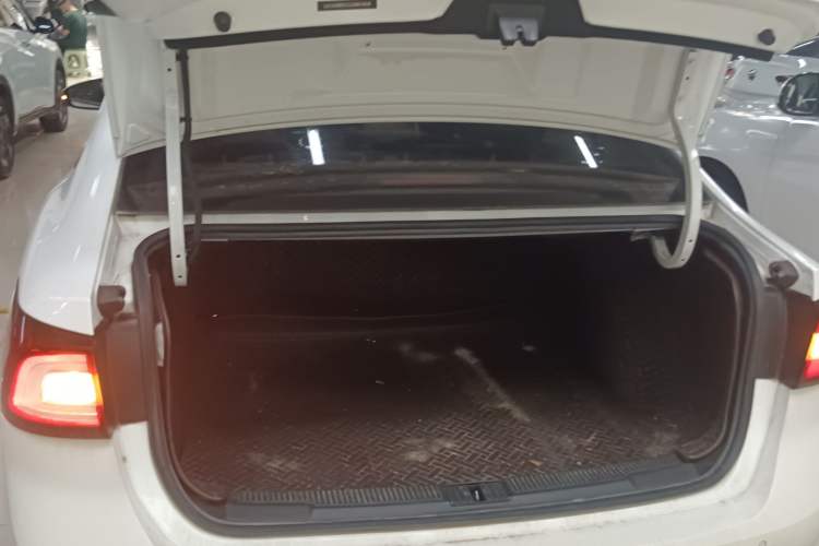 Used Roewe i5 2020 1.5L Manual 4G Connect Luxury Edition Trunk