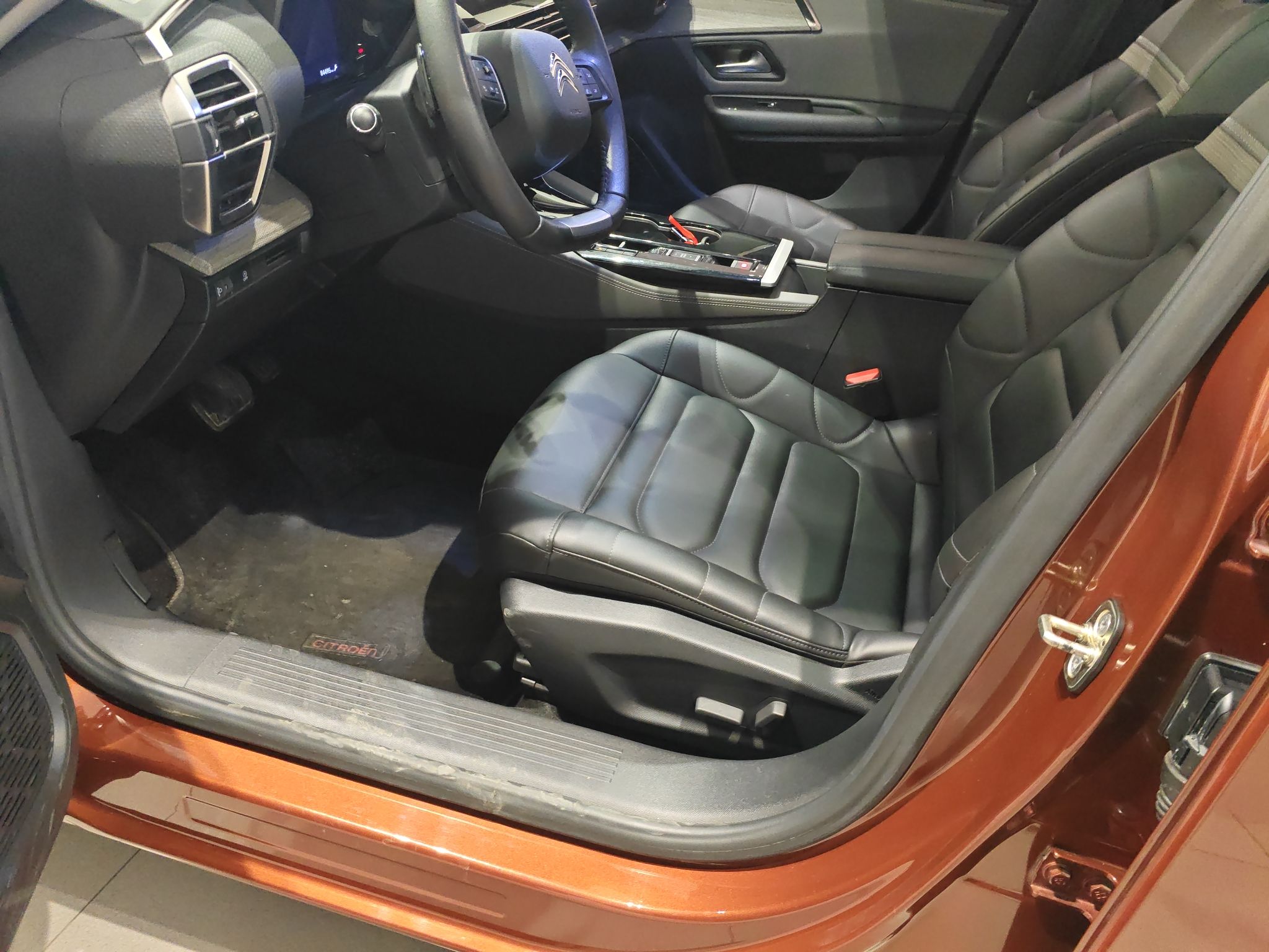 المقاعد الأمامية داخل السيارة