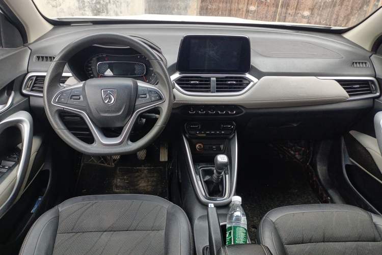 Used Baojun 510 2017 1.5L Manual Fashion Model Center Console