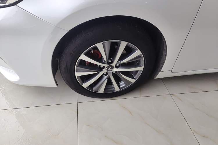 Used Lexus ES 2015 300h Comfort Edition
