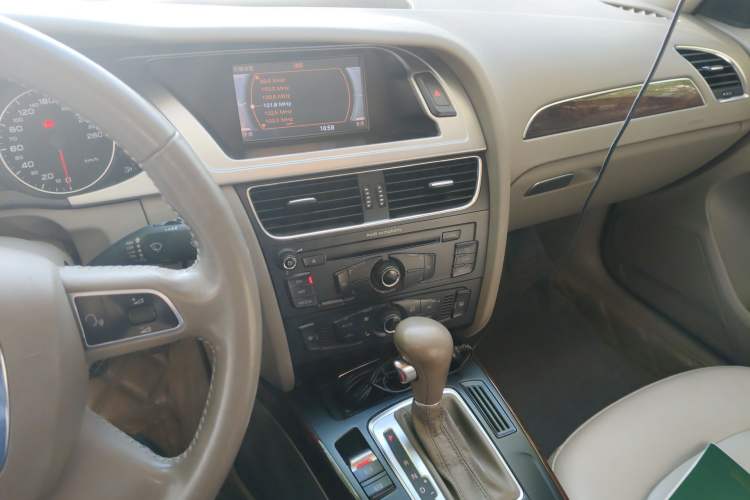 Used Audi A4L 2012 2.0 TFSI automatic Comfort trim level Audio And AC Panel