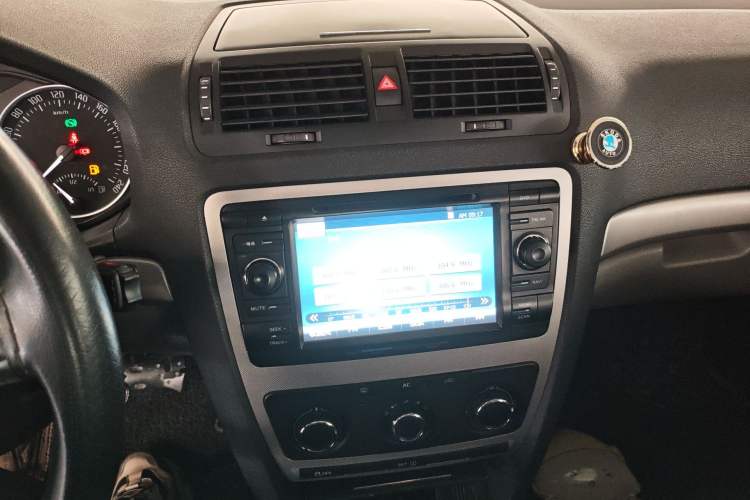 Used Skoda Octavia 2014 1.6L Automatic Yijie Edition Audio And AC Panel