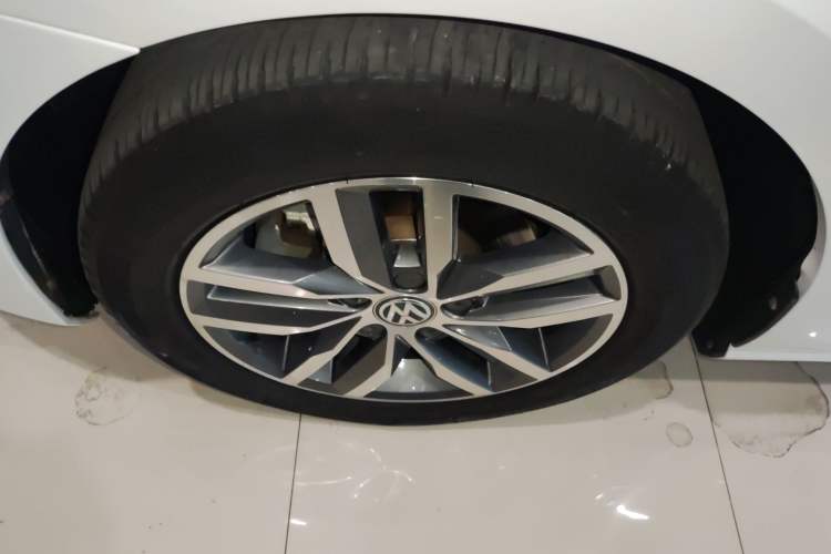 Used Volkswagen Golf 2016 230TSI Automatic Luxury Version Left Front Wheel Hub