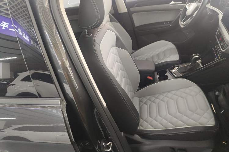 Used Volkswagen Tayron 2023 280TSI Two-Wheel-Drive Luxury Plus Advanced Version Right Front Seat