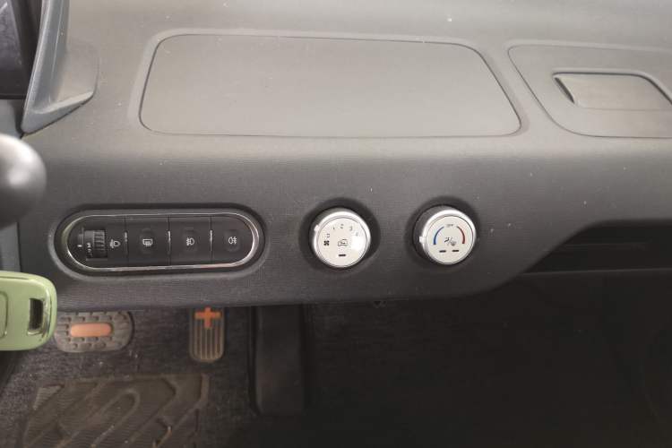 Used Baojun E100 2020 305KM Smart Drive Version Audio And AC Panel