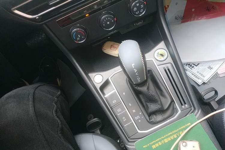 Used Volkswagen Lavida 2023 Revised Version 1.5L Automatic Starry Sky Edition – 5 Million Units Gear Lever