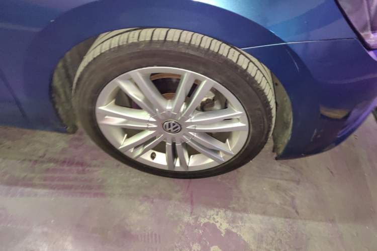 Used Volkswagen Golf Sportsvan 2016 230TSI Automatic Luxury Version Right Front Wheel Hub