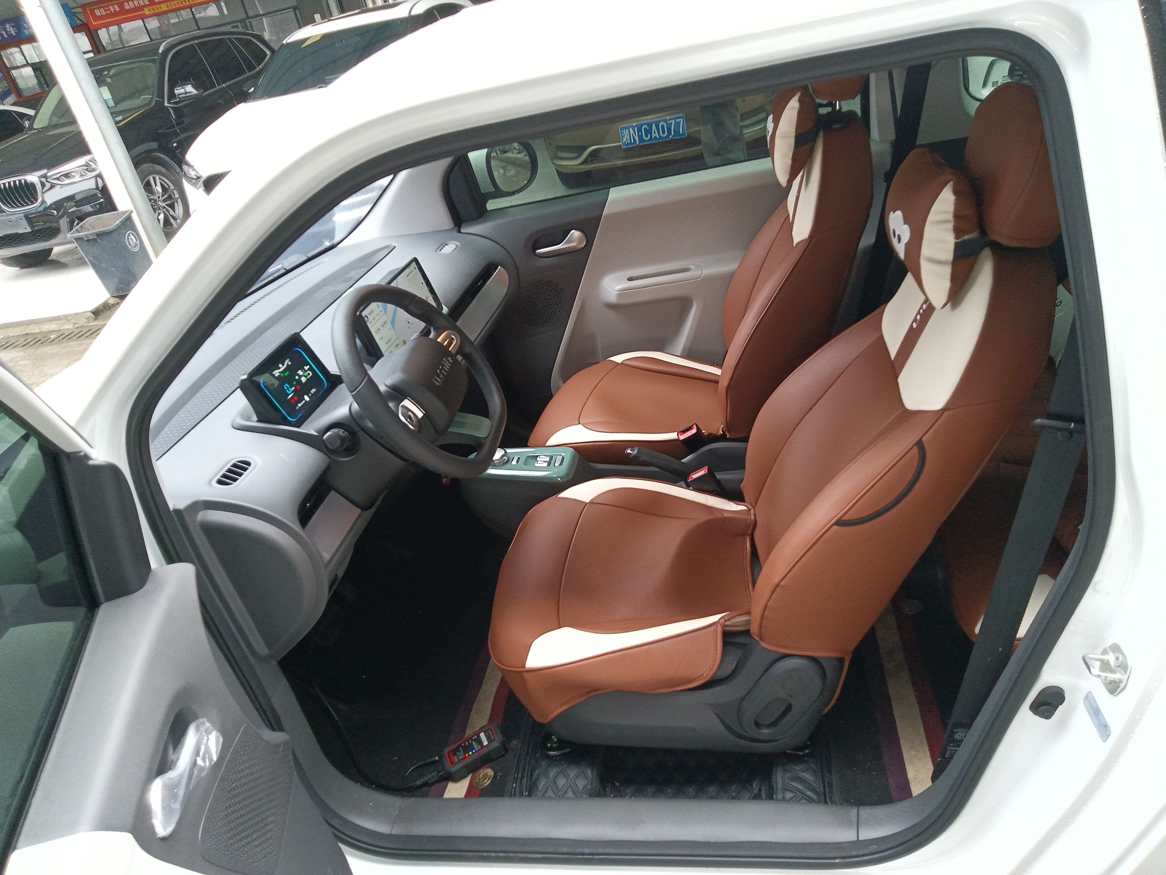 المقاعد الأمامية داخل السيارة