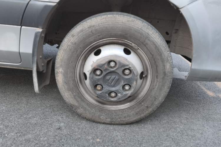 Used Foton Toano 2023 Cummins 2.8T Manual Jixiang Multi-Function Long-Wheelbase Mid-Roof Model with Rear Dual Tires Available in 7/9-Seater Configurations