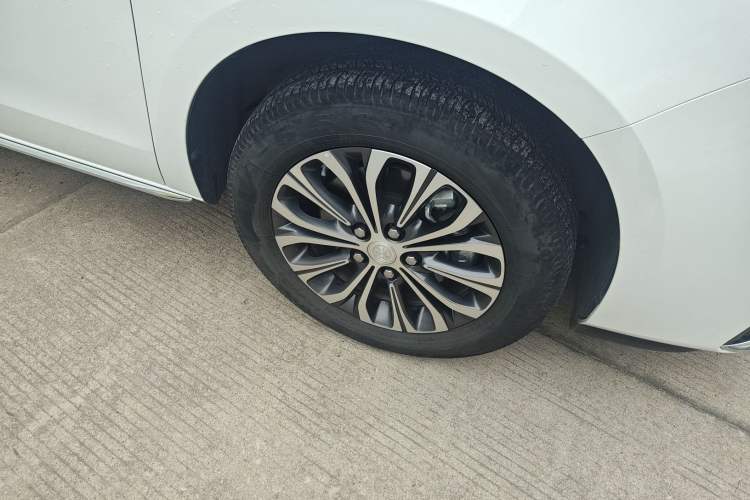 Used Buick GL8 2023 Land Executive Class Comfort Model Right Front Wheel Hub