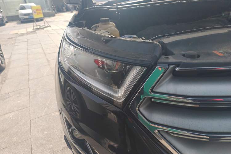 Used Ford Edge 2018 EcoBoost 245 Four-Wheel Drive Titanium 7-Seater Right Front Headlight