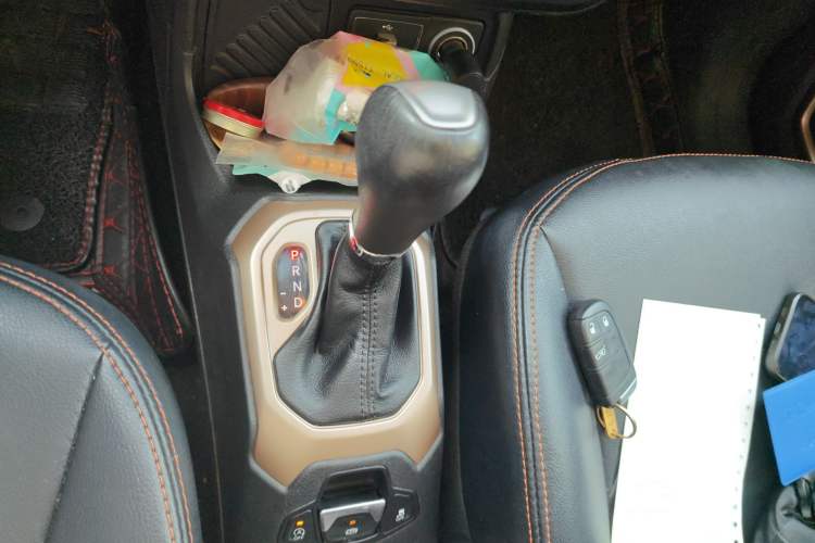 Used Jeep Renegade 2018 Connected Large Screen Version 180T Automatic Jingneng Version Gear Lever