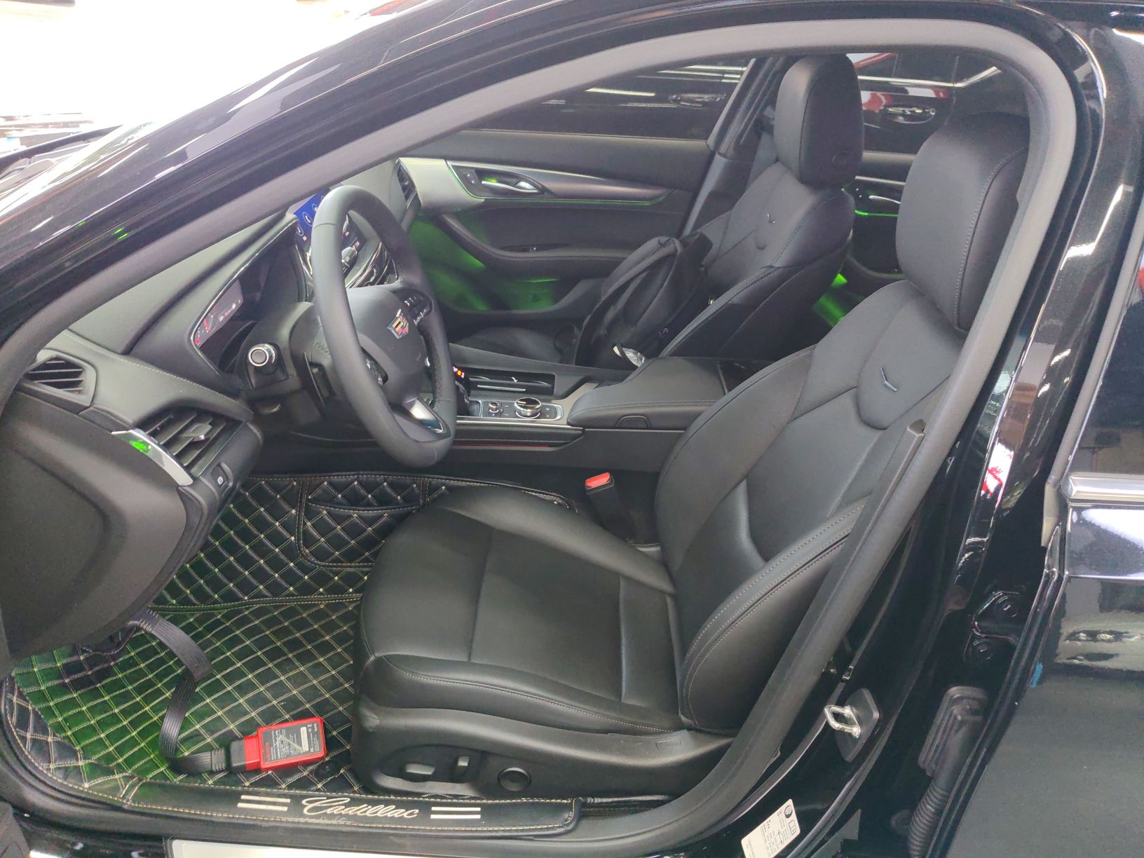 المقاعد الأمامية داخل السيارة