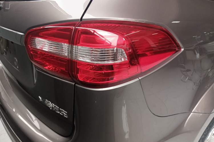 Used JMC Yusheng S350 2014 2.4T Automatic 2WD Diesel Luxury Version with Sunroof 5 Seats
