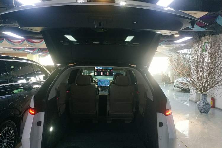 Used XPeng X9 2025 740 Ultra-Long Range Max