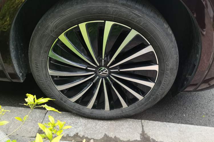 Used Volkswagen Viloran 2022 380TSI Prestige Edition Right Front Wheel Hub