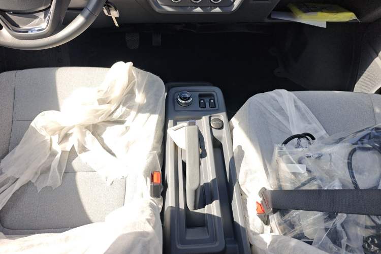 Used Wuling Yangguang 2024 300KM Comfort Version Passenger Van 75kW Gear Lever