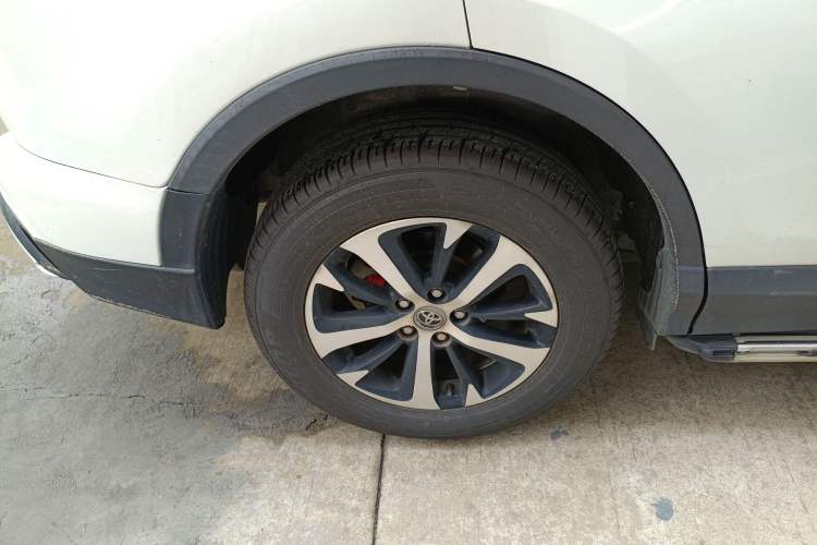 Used Toyota RAV4 2016 2.0L CVT Two-Wheel Drive Fashion Edition China V Standard
