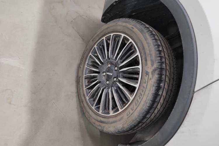 Used Sinotruk VGV U70 2020 1.5T Automatic Smart Luxury 7-Seater Right Rear Wheel Hub