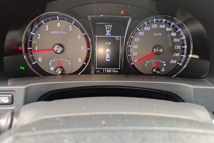 Used Toyota Crown 2015 2.0T Fashion Edition Odometer Close Up