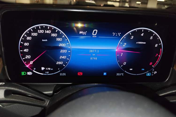 Used Mercedes-Benz GLC 2023 GLC 300 L 4MATIC Dynamic Edition 5-seater Odometer Close Up