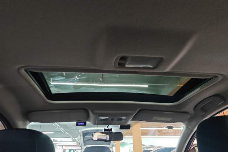 Used Nissan Tiida 2016 1.6L CVT Cool Dynamic Edition Headliner