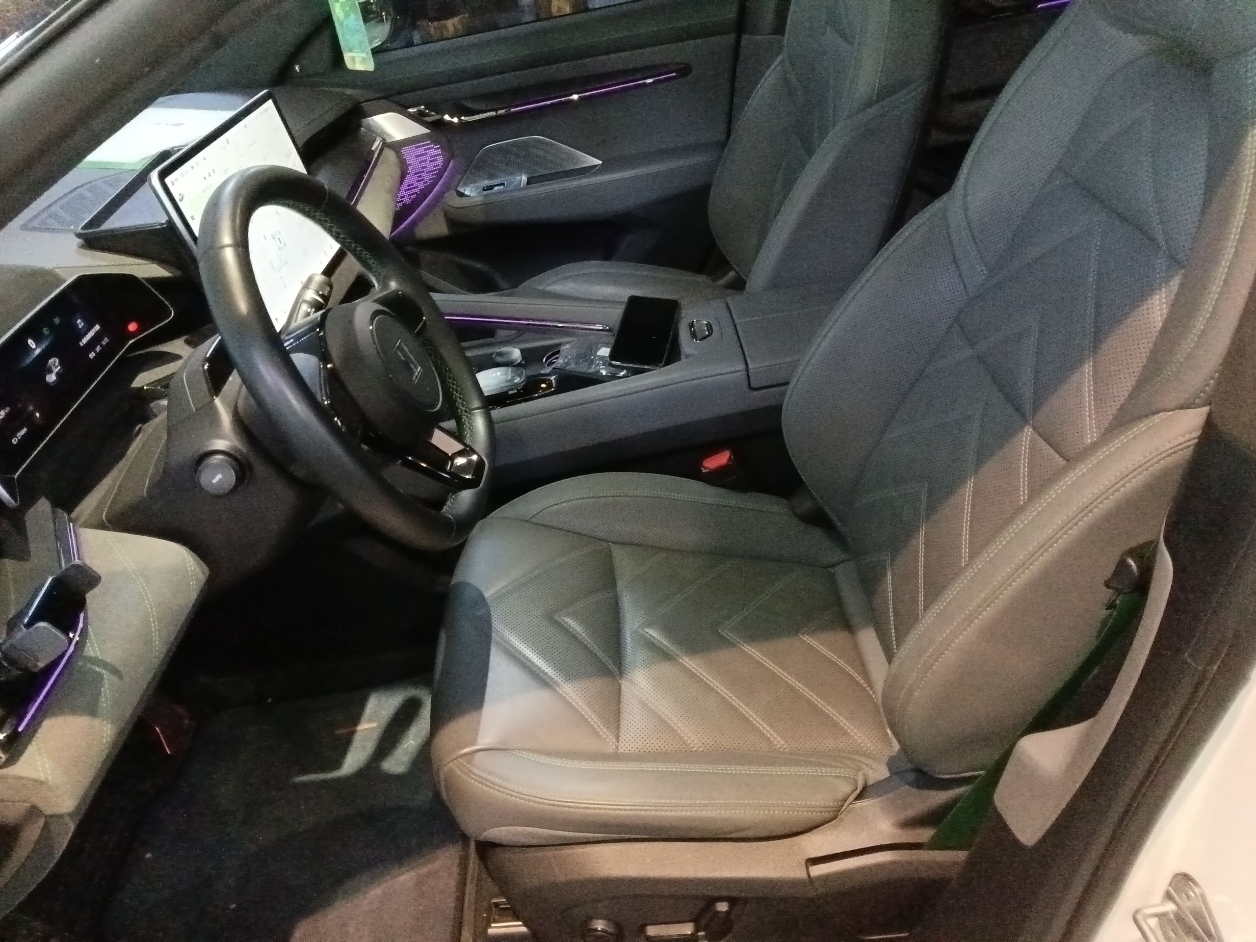 المقاعد الأمامية داخل السيارة