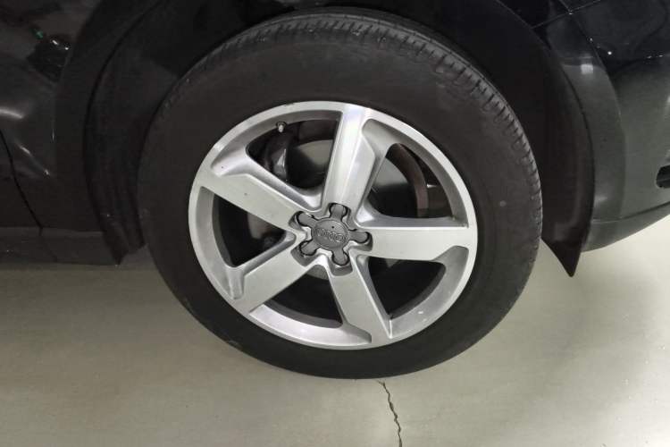 Used Audi Q5 2017 40 TFSI Ambition Edition Right Front Wheel Hub