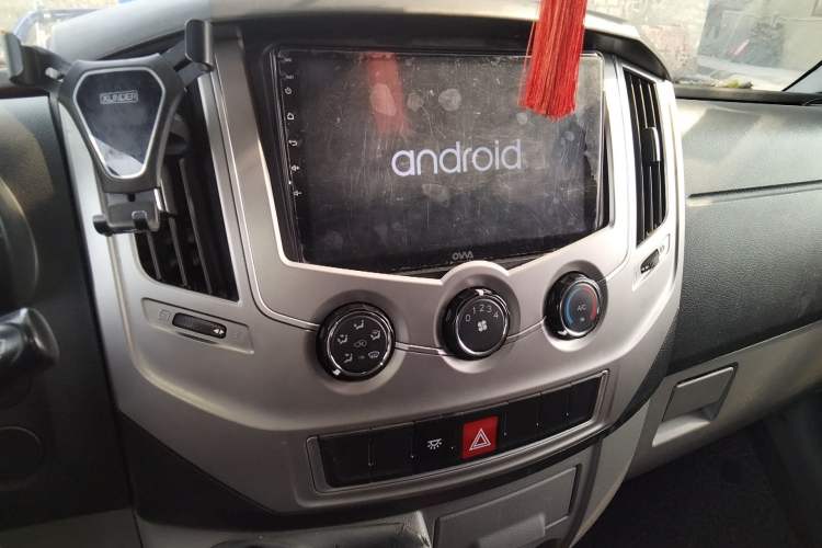 Used Dongfeng Yufeng 2018 2.3TA100 Standard Edition Logistics Vehicle Short Wheelbase Mid-Roof Design 5-9 Seater Powered by WP2.3 Audio And AC Panel