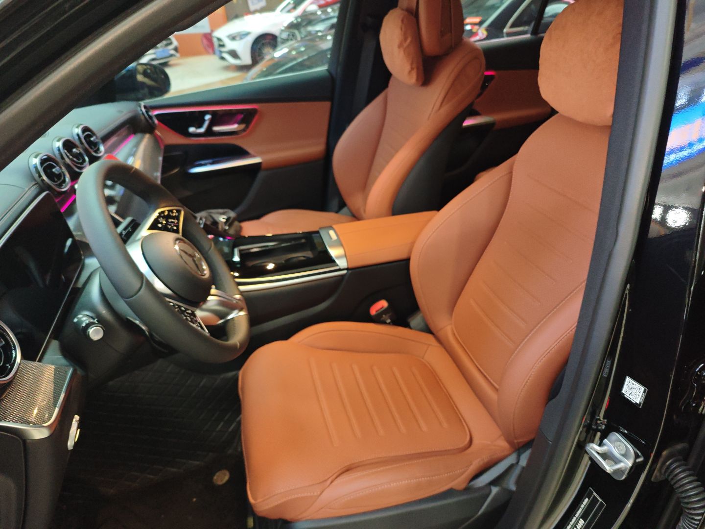 المقاعد الأمامية داخل السيارة